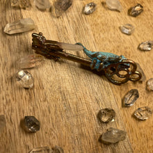 Load image into Gallery viewer, Chameleon Inner Beast Key with Quartz  and a real Starflower
